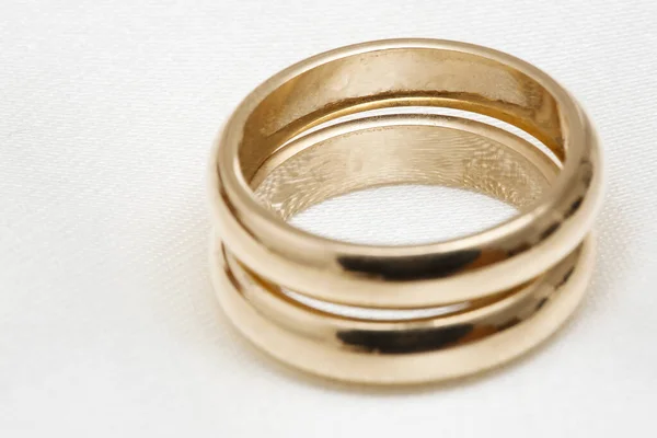 Anéis Dourados Sobre Fundo Branco — Fotografia de Stock