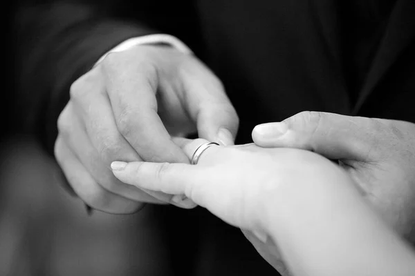 Perto Noivo Usando Anel Casamento Dedo Noiva Fotografia Preto Branco — Fotografia de Stock