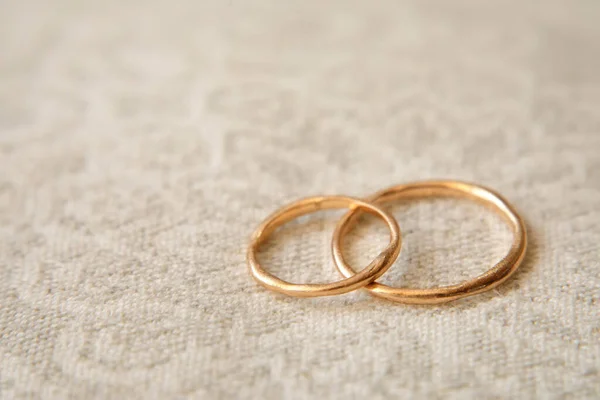 在织物上的结婚戒指 — 图库照片