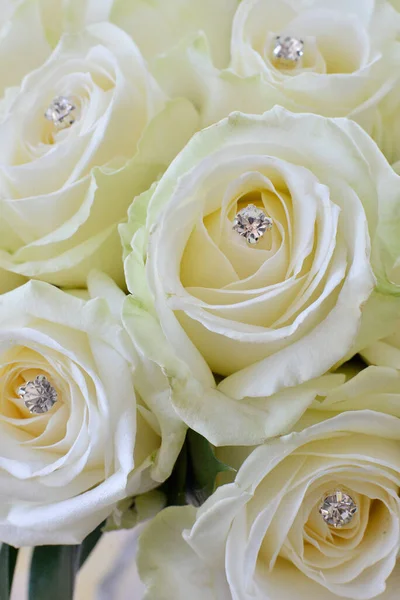 Белые Розовые Цветы Блестящими Драгоценными Камнями — стоковое фото
