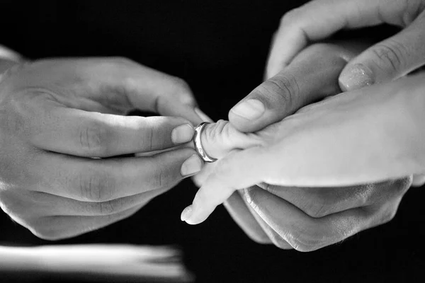 Közelről Egy Vőlegény Jegygyűrűt Visel Menyasszony Ujján Fekete Fehér Fotózás — Stock Fotó