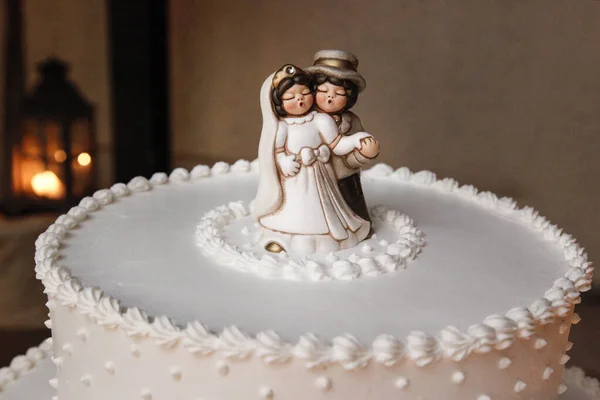 Νύφη Και Γαμπρός Διακόσμηση Μια Γαμήλια Τούρτα — Φωτογραφία Αρχείου