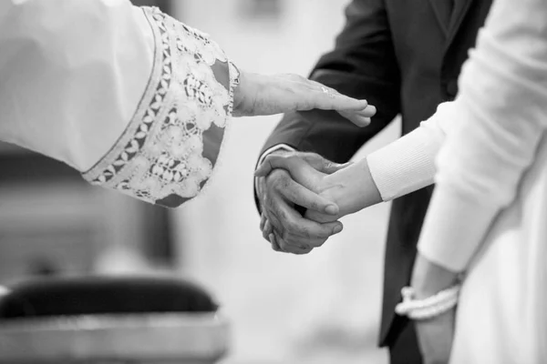 Невеста Жених Держатся Руки Черно Белые — стоковое фото