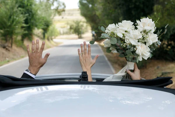 Νύφη Και Γαμπρός Στο Αυτοκίνητο — Φωτογραφία Αρχείου