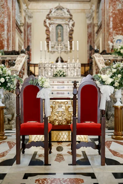 Interior Iglesia Con Velas Flores — Foto de Stock