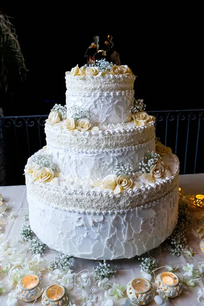 Beyaz Çiçeklerle Süslenmiş Güzel Bir Düğün Pastası — Stok fotoğraf