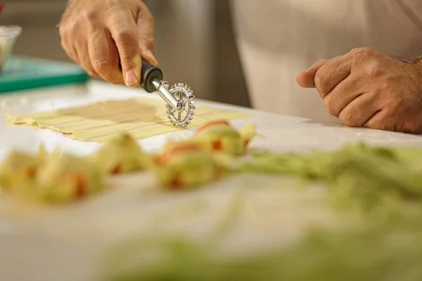 Koch Bereitet Pasta Der Küche — Stockfoto