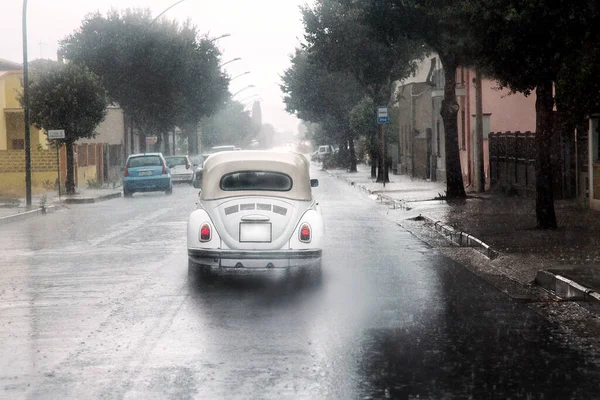 Stary Samochód Mieście Podczas Deszczu — Zdjęcie stockowe