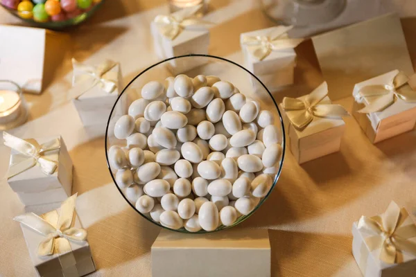 Widok Góry Słodkie Białe Cukierki Małe Pudełka Stole — Zdjęcie stockowe
