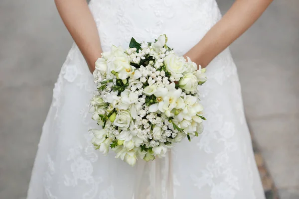 Nahaufnahme Des Hochzeitsstraußes Mit Blumen Den Händen — Stockfoto