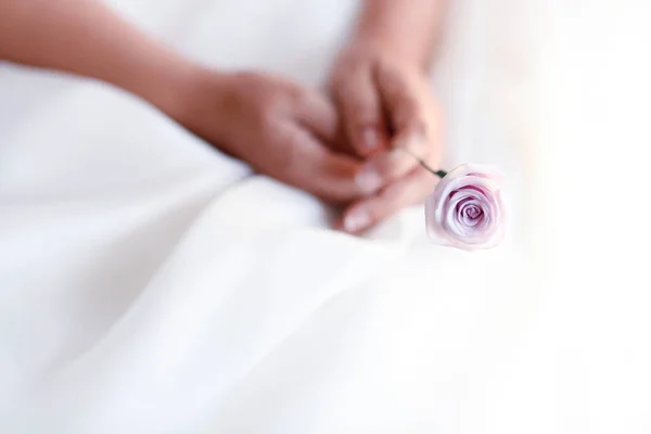 Nevěsta Ruce Drží Květiny — Stock fotografie