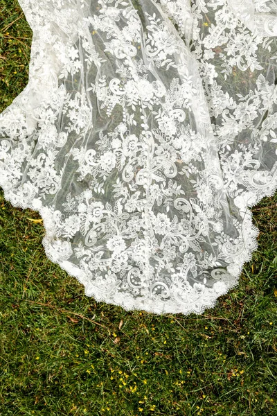 Hochzeitskleid Gras — Stockfoto