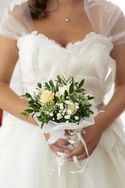 Όμορφη Νύφη Κρατώντας Ένα Λευκό Γαμήλιο Μπουκέτο — Φωτογραφία Αρχείου