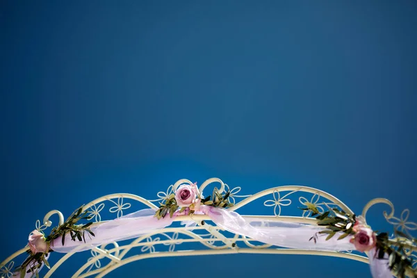 Цветочная Арка Красивый Свадебный Декор Цветами Против Голубого Неба — стоковое фото