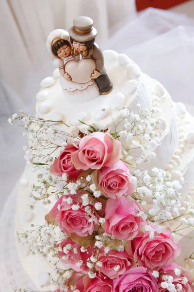 Güllü Güzel Düğün Pastası — Stok fotoğraf