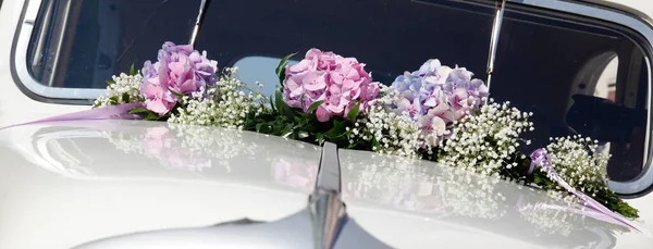 Όμορφο Μπουκέτο Λουλούδια Στο Φόντο Του Αυτοκινήτου — Φωτογραφία Αρχείου