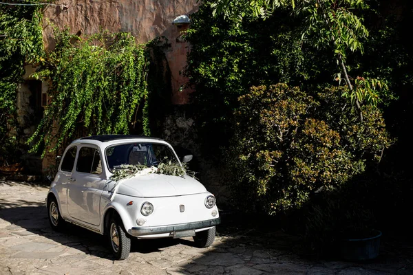Λευκό Αυτοκίνητο Ένα Μικρό Ιταλικό Χωριό — Φωτογραφία Αρχείου