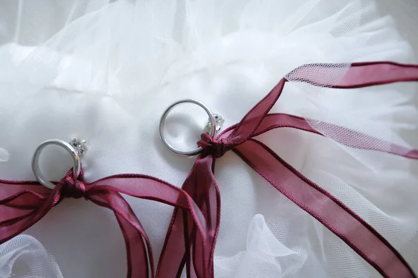 Bruiloft Decor Strikken Met Ringen Witte Achtergrond — Stockfoto