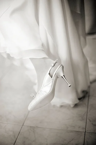 Красивые Белые Свадебные Туфли Невестой — стоковое фото