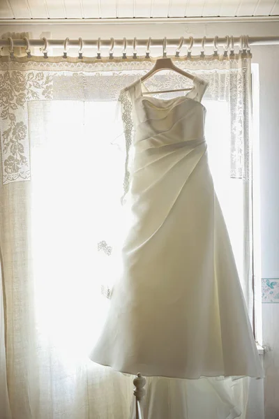 Красива Весільна Сукня Висить Вішалці — стокове фото