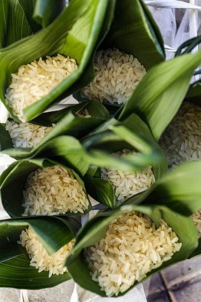 棕榈叶中的水稻 — 图库照片