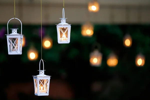 Dekoracyjne Lampiony Wiszące Świątecznym Tle — Zdjęcie stockowe