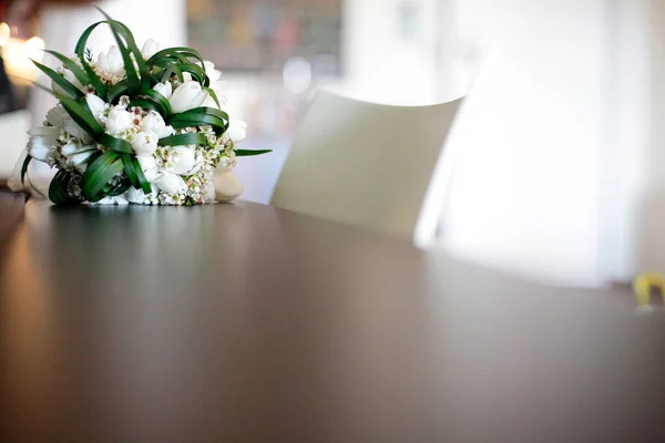 桌上有花的花束 — 图库照片