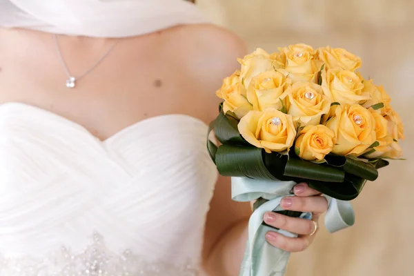 Belle Mariée Avec Bouquet Mariage Sur Fond Blanc — Photo