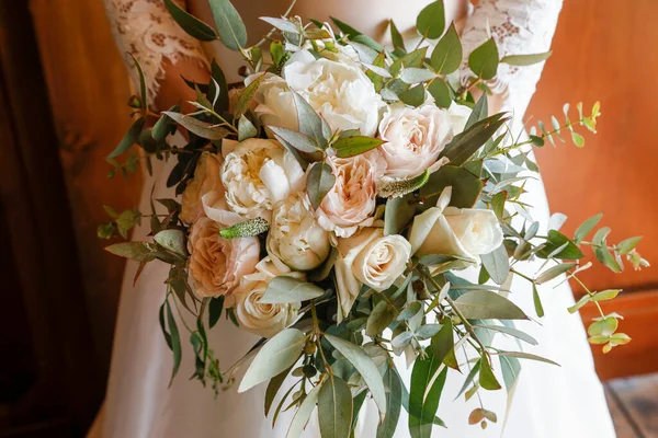 Vacker Bröllop Bukett Beige Klänning Med Blommor — Stockfoto