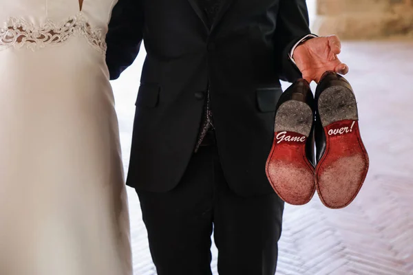 Мужчина Красивых Свадебных Туфлях Руках Текстом — стоковое фото