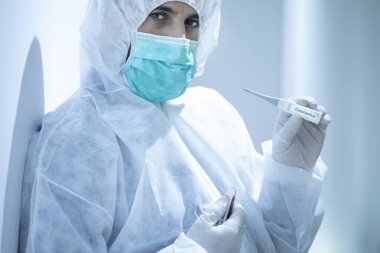 Araştırmacı, ışık arka planında izole edilmiş koronavirüsü tedavi etmek için çözümler arıyor.