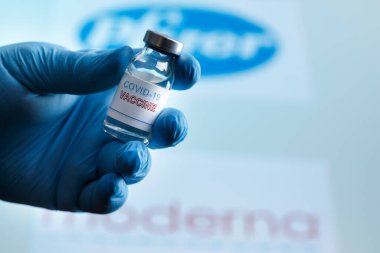Arka planda Coronavirus aşı şişesi 
