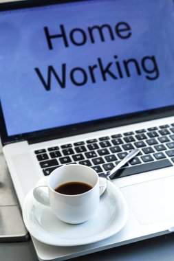 Not defterinde bir fincan kahve ve sobanın üstünde kahve demliği ile 