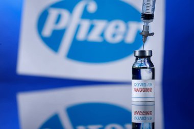 Arka planda Coronavirus aşı şişesi 
