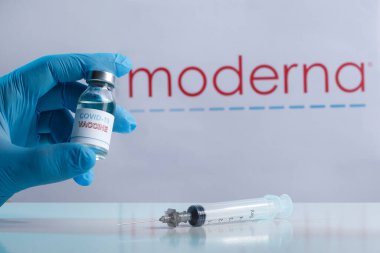 Arkadaki Coronavirus aşı şişesi ilaç şirketinin markası.