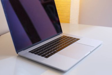 dizüstü bilgisayar renkli arkaplanda izole edildi