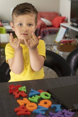 Çocuk oyuncaklarla oynuyor