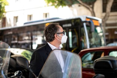 Maskeli adam mobiletini şehir merkezine park etti.