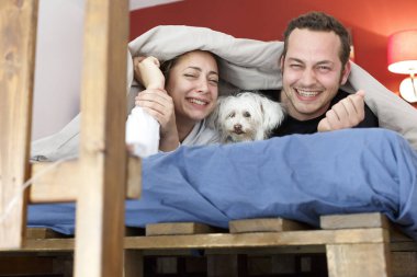 Evde yatakta bir çift