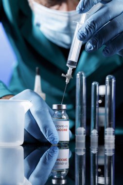 Arka planda Coronavirus aşı şişesi 