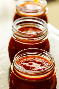 Tatlı ev yapımı reçel kavanozları 