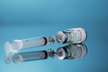 Arka planda Coronavirus aşı şişesi 
