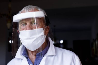 Korunaklı maskeli bir adamın portresi. Coronavirus aşısıyla..