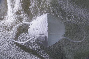 KN95 maskesi ayrıntısı beyaz arkaplanda izole edildi