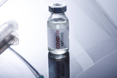 Arka planda Coronavirus aşı şişesi 