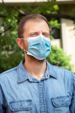 Sokakta koruyucu maskeli bir adam. coronavirus covid