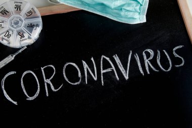 Koronavirüslü karatahta ve salgınla ilgili diğer tıbbi unsurlar