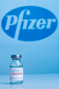 Arkadaki Coronavirus aşı şişesi ilaç şirketinin markası.