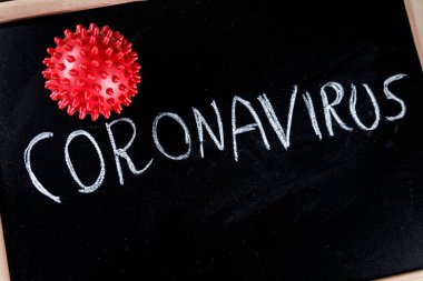 Koronavirüslü karatahta ve salgınla ilgili diğer tıbbi unsurlar