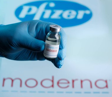 Arkadaki Coronavirus aşı şişesi ilaç şirketinin markası.